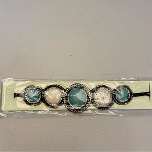 Beautiful beaded headband. Great to finish your boho look OS NWT green & cream